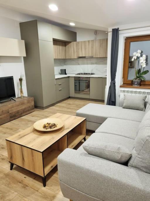 Cozy Apartment Near City Center Bukarest Exterior foto