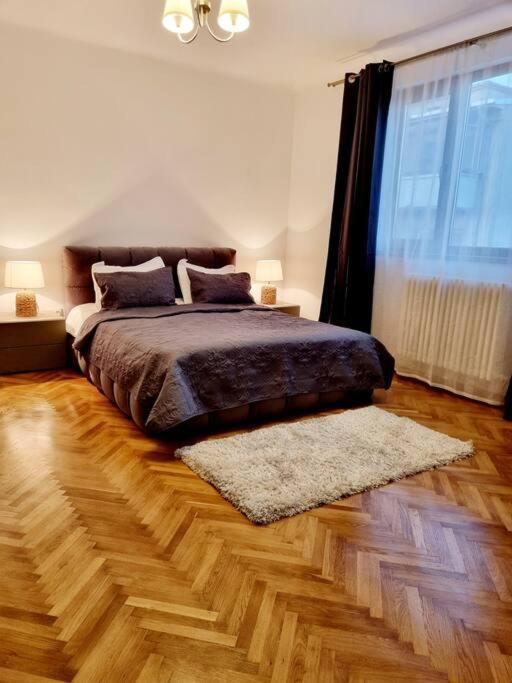 Cozy Apartment Near City Center Bukarest Exterior foto