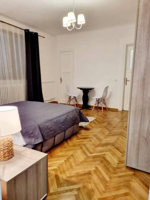 Cozy Apartment Near City Center Bukarest Exterior foto