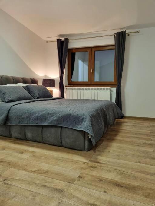Cozy Apartment Near City Center Bukarest Exterior foto