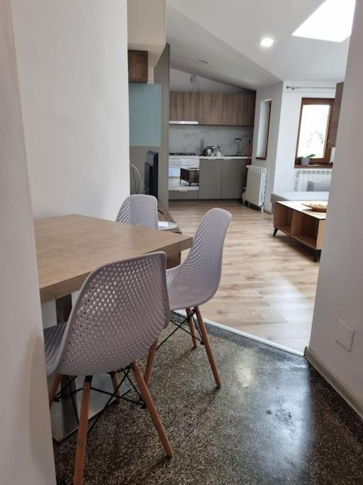 Cozy Apartment Near City Center Bukarest Exterior foto