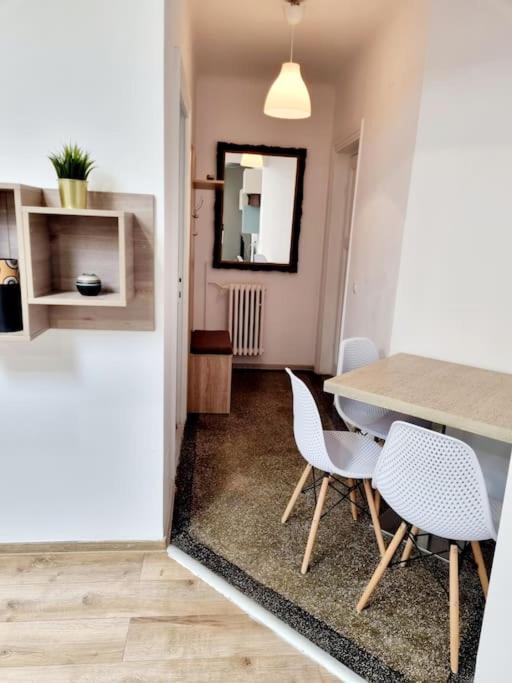 Cozy Apartment Near City Center Bukarest Exterior foto